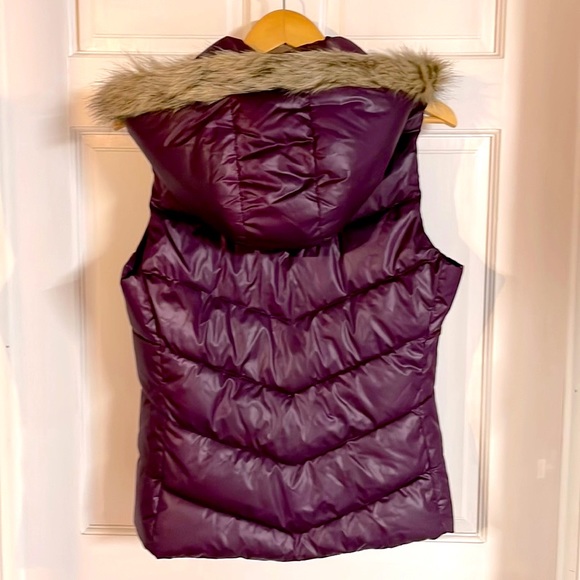 🌟Gap puffer vest with detachable fur trim hood - Picture 2 of 4
